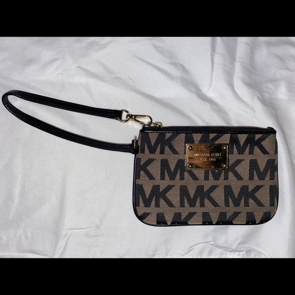 Michael Kors wristlet - Picture 1 of 3